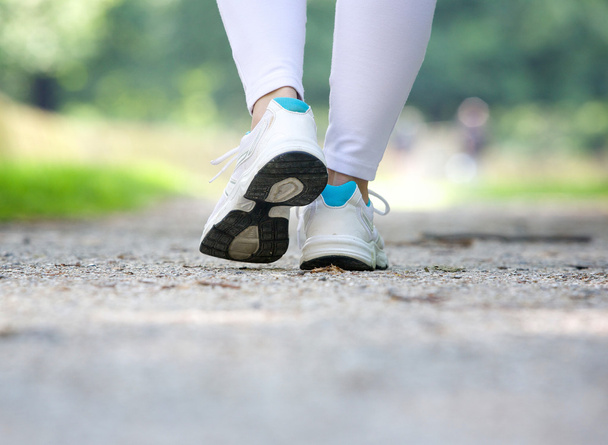 Женщина ходит в кроссовках на улице
 - Фото, изображение