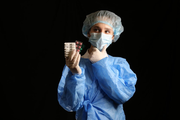 Медсестра, віролог у масці, тримає таблетки в руках. 2021 - пандемія. припини коронавірус. COVID-19. Вірус, коронавірусна вакцина. Карантин. Коронавірус в євро, світ. Коронавійська вакцина - Фото, зображення