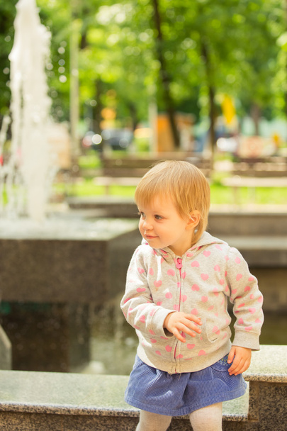 Joven adorable bebé alegre jugando en el parque
 - Foto, imagen