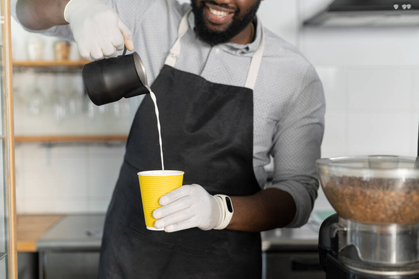 Um barista afro-americano no local de trabalho - Foto, Imagem