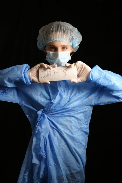 L'infirmière, médecin tient une carte publique avec l'inscription COVID-19. Pandémie de 2021. Arrêtez le coronavirus. COVID-19. En quarantaine. coronavirus en Europe, dans le monde. Vaccin contre le coronavirus - Photo, image