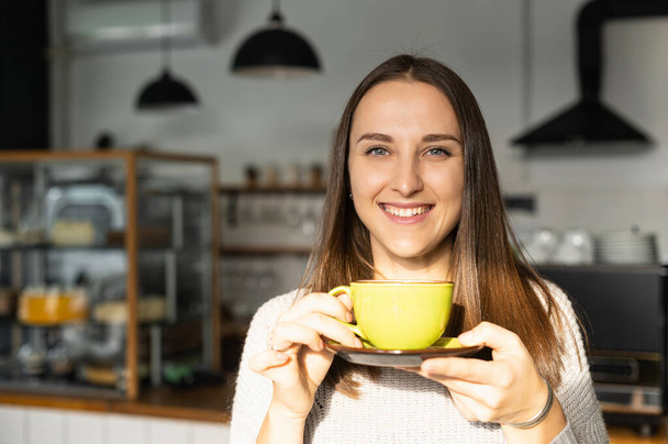 A young woman with a coffee - Foto, afbeelding
