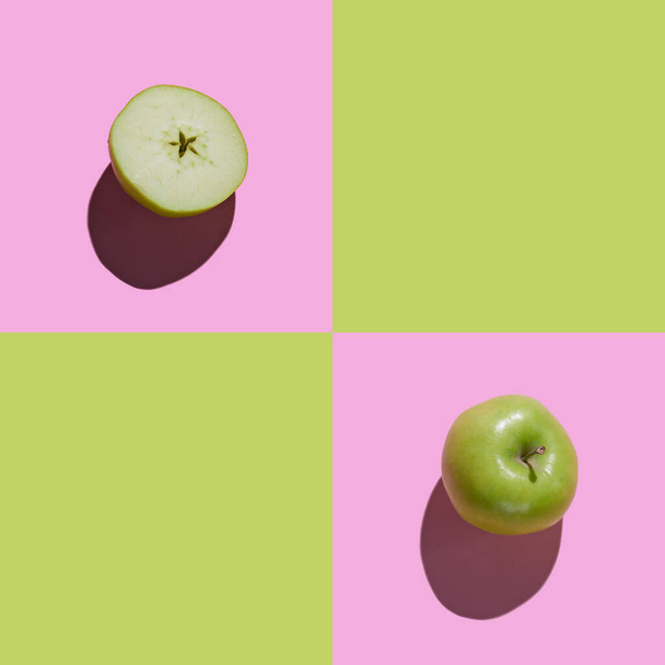 Gyümölcsös minta. Trópusi elvont háttér. Friss zöld alma zöld és rózsaszín háttérrel. Gyümölcs minta, felülnézet, lapos tojásrakás. - Fotó, kép