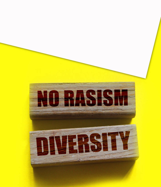 Ahşap bloklarda rasizm çeşitliliği yok. İş ve Sosyal Eşit Fırsatlar kavramı. - Fotoğraf, Görsel
