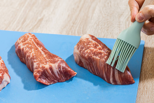 rohes Steak mit Pinselöl beschmiert - Foto, Bild