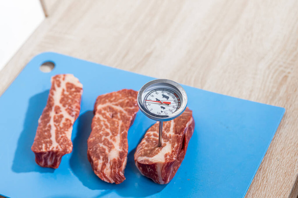 Thermomètre en steak de boeuf, gros plan - Photo, image