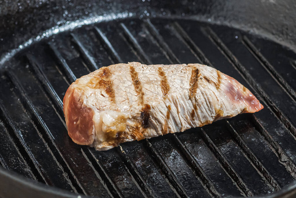 Freír la carne de res en una sartén de hierro fundido - Foto, Imagen