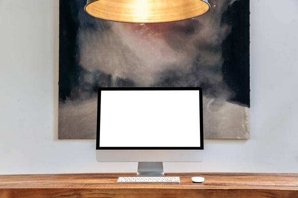Вид спереди на монитор компьютера с белоснежным экраном для презентации стоит на деревянном столе. Концепция макета, копирования пространства - Фото, изображение