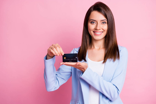 Photo of young attractive smiling good mood businesswoman demonstrate recommend credit card isolated on pink color background - Foto, Imagem