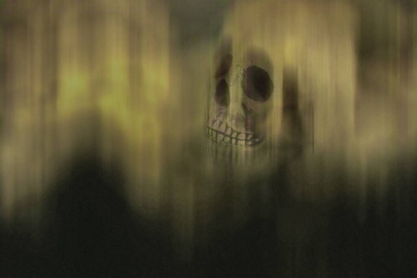 Asustada confección abstracta borrosa con cráneo humano - Foto, imagen