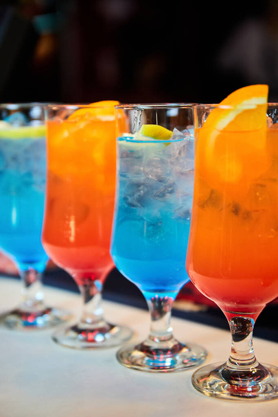 Cócteles multicolores alcohólicos y no alcohólicos con hielo - Foto, Imagen