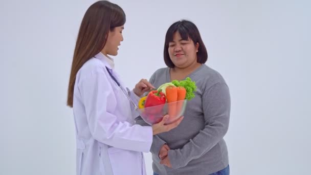 Arts of voedingsdeskundige die vers fruit vasthoudt en de patiënt voedt. Een gezonde voeding concept van voeding voedsel als een recept voor een goede gezondheid, het fruit is medicijn. - Video