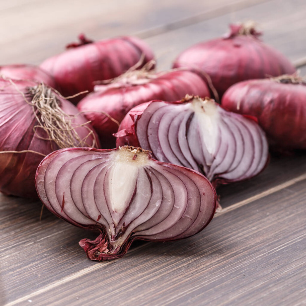red onions on rustic wood - Zdjęcie, obraz