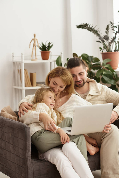 family with baby looking at laptop - Φωτογραφία, εικόνα