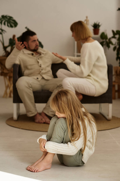 the family solves problems at the psychotherapist - Zdjęcie, obraz