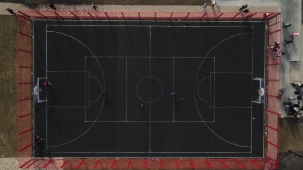 pouliční fotbalové hřiště z gumy, výhled shora. letecké snímání - Záběry, video
