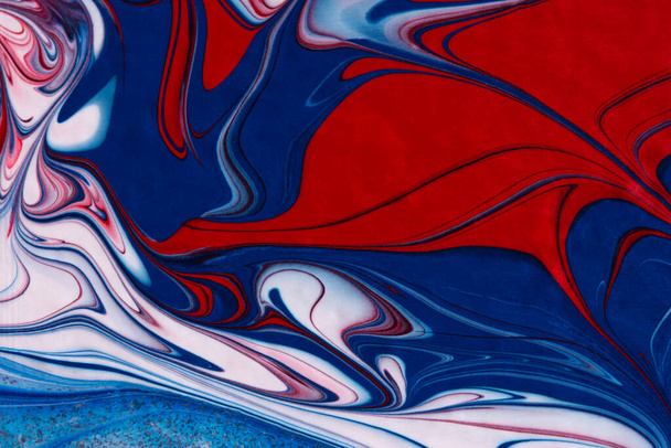 Rojo blanco azul arte fluido acrílico, abstracto fondo tendencia creativa. Líneas dinámicas, movimiento, explosión de emociones, pasión, libre. Forma de presentación de páginas web, folletos, folletos, tarjetas de visita - Foto, Imagen
