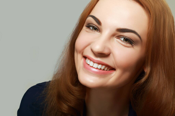Close up portrait of young beautiful woman smiling posing next to color background - Fotografie, Obrázek