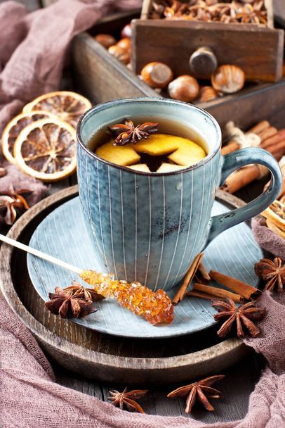 Hot tea with apple and spices. Healthy drink - Foto, afbeelding