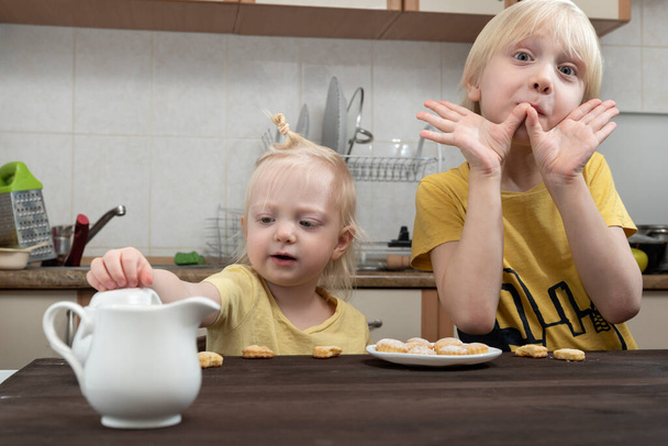El hermanito y la hermana están desayunando en la cocina. Niños albinos. - Foto, imagen