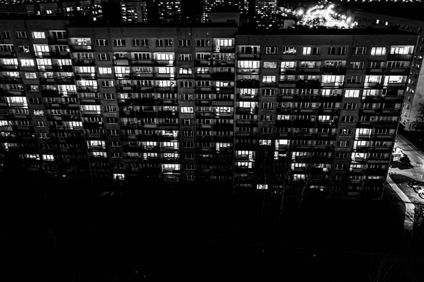 Vista desde arriba de los tejados de bloque contemporáneo de pisos. Distrito residencial de Ulyanovsk en Nigh. Blanco y negro - Foto, Imagen