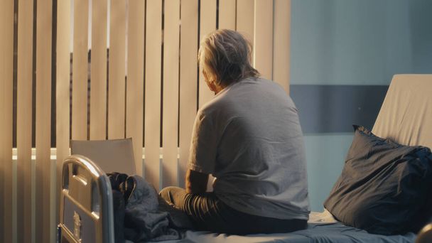 Depressiver alter Patient sitzt auf Bett - Foto, Bild