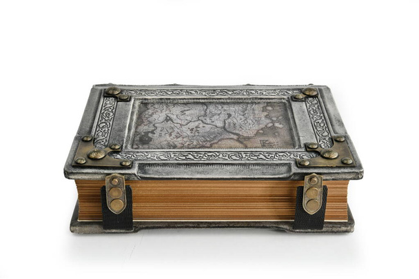In die Jahre gekommenes graues Lederbuch mit alter Landkarte, Messingecken und Rahmen, isoliert von der Papierseite auf den Tisch gelegt - Foto, Bild