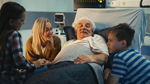 Vezető beteg beszél a lányával és az unokáival a kórházban - Fotó, kép
