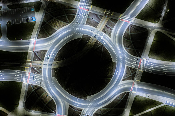 Arial vista superior do transporte moderno com Expressway, Estrada e Roundabout, Tráfego rodoviário, multilevel junction highway-Top vista na Ásia. Infra-estruturas importantes para transportes. - Foto, Imagem