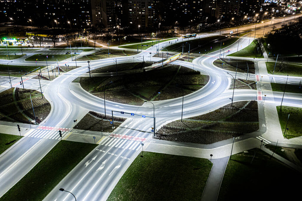 Arial bovenaanzicht van Modern vervoer met Expressway, Road and Roundabout, Wegverkeer, multilevel kruising snelweg-Top uitzicht in Azië. Belangrijke vervoersinfrastructuur. - Foto, afbeelding