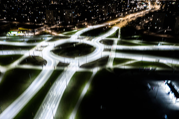 Arial κορυφαία άποψη της σύγχρονης μεταφοράς με Expressway, Road και Roundabout, Οδική κυκλοφορία, πολυεπίπεδη διασταύρωση αυτοκινητόδρομο-Top άποψη στην Ασία. Σημαντική υποδομή για τις μεταφορές. - Φωτογραφία, εικόνα
