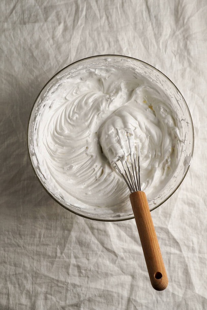 merengue creme, claras de ovo chicoteado, chantilly em uma tigela de cozinha com um batedor - Foto, Imagem