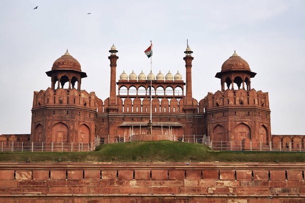 Hindistan, Delhi, Kızıl Kale, Yamuna nehrinin kıyısında Şah Cihan tarafından 17. yüzyılın Delhi kalesi olarak inşa edildi. - Fotoğraf, Görsel