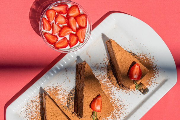 Chocolate cheesecakes with strawberries on pink abstract backgrount. - Foto, Bild