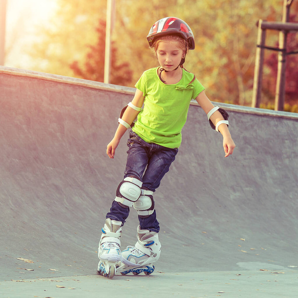 Little girl on roller skates - Фото, изображение