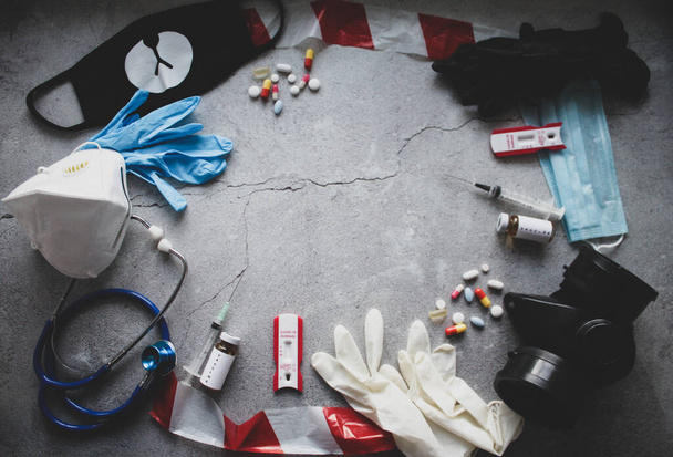 Symbols of Pandemia 2020-2021: respirators and masks, pills and vaccine, coronavirus tests and fencing tape (en inglés). El concepto de supervivencia y pandemias. - Foto, imagen