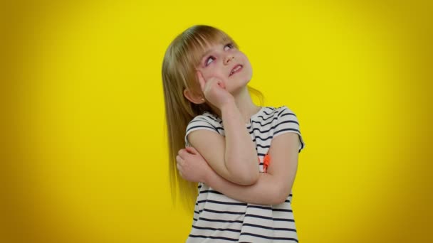 Réfléchi intelligent petit adolescent gamin fille frottant son menton réfléchir à une solution doute question - Séquence, vidéo