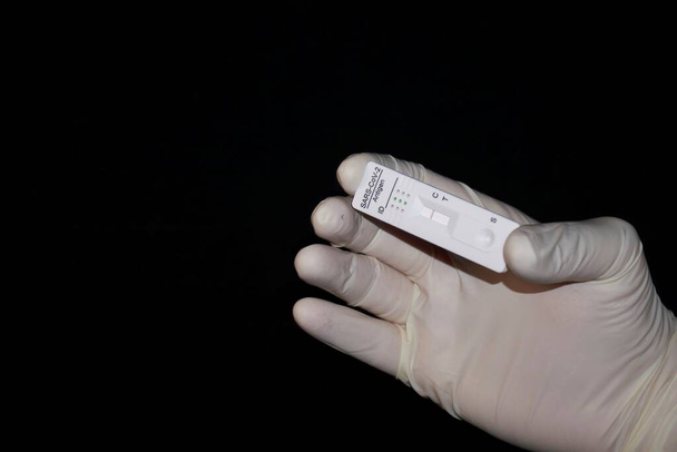 Eine Hand mit einem negativen antigenen Corona-Schnelltest - Foto, Bild