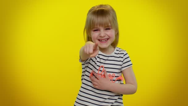 Viihdyttävä hauska blondi lapsi tyttö osoittaa sormella kameraan, nauraa ääneen, hauska vitsi, pilkkaa - Materiaali, video