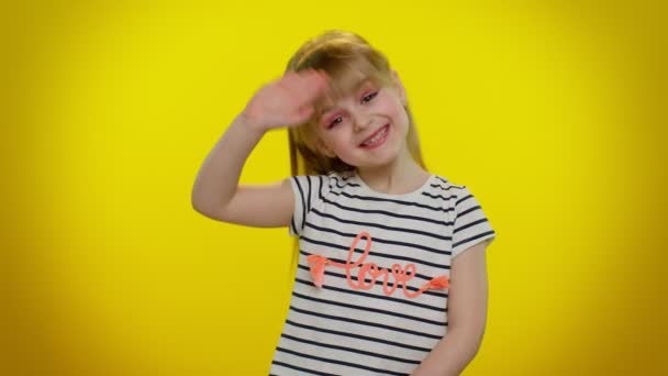 Petite fille enfant blonde agite la paume de la main dans le geste bonjour accueille quelqu'un, émotions positives - Séquence, vidéo