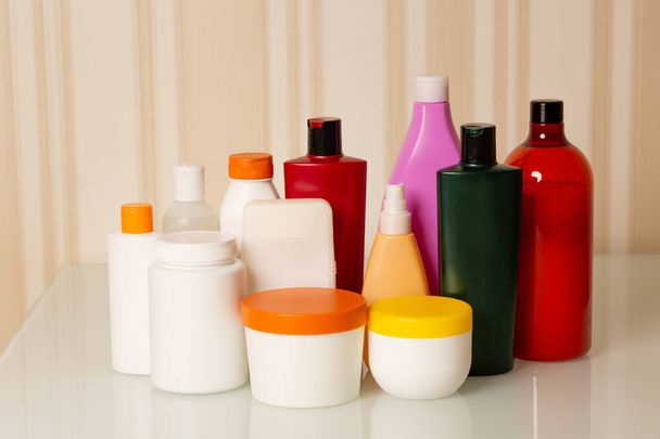 Hiustenhoitosarja: shampoo, hoitoaine, naamio, öljy ja seerumi beige taustalla - Valokuva, kuva