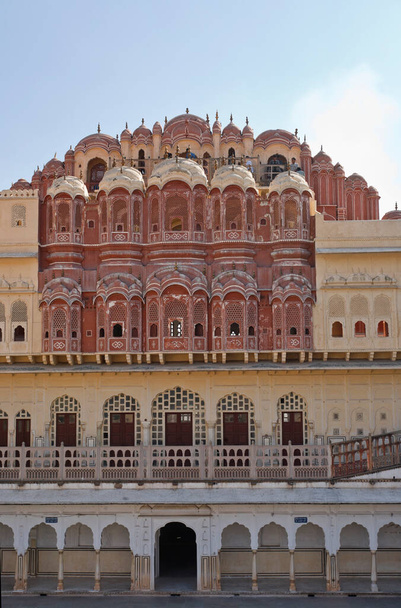 Στην Ινδία. Rajasthan, Jaipur, Παλάτι των Ανέμων (Hawa Mahal), χτίστηκε το 1799 από Maharaja Sawai Pratap Singh, θέα της πίσω πρόσοψης - Φωτογραφία, εικόνα