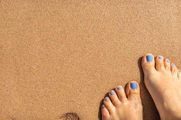 gyönyörű lábak manikűr a tengeren homok - Fotó, kép