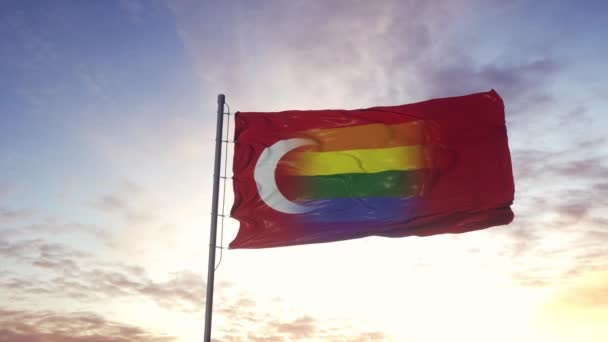 Κυματιστή εθνική σημαία της Τουρκίας και φόντο της σημαίας ουράνιου τόξου ΛΟΑΤ - Πλάνα, βίντεο