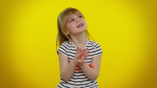 Prohnaná mazaná hravá holčička s lstivým obličejem gestikulující a intrikující ďábelský plán, vtip, žert - Záběry, video
