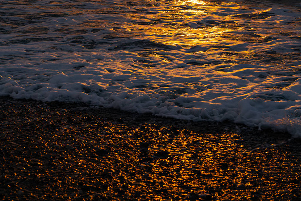Морська піна під час помаранчевого заходу сонця
 - Фото, зображення