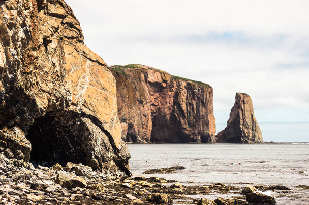 As enormes formações rochosas no Golfo de São Lourenço, na ponta da península de Gaspe, em Quebec, Canadá. - Foto, Imagem