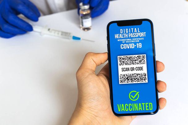 Человек с приложением паспорта вакцины здоровья в больнице ждал результата теста COVID-19, концепция вакцинации фото - Фото, изображение