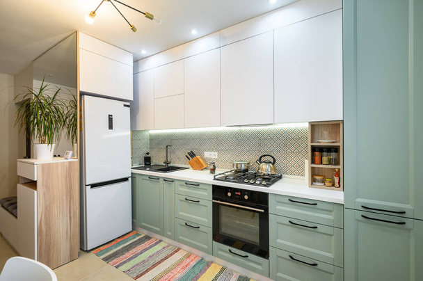 Hangulatos teal wnd fehér modern konyha belső - Fotó, kép