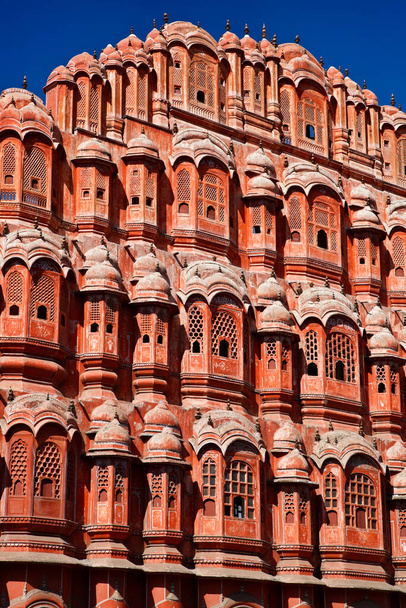 Στην Ινδία. Rajasthan, Jaipur, Παλάτι των Ανέμων (Hawa Mahal), χτίστηκε το 1799 από Maharaja Sawai Pratap Singh, θέα της πρόσοψης μπροστά - Φωτογραφία, εικόνα